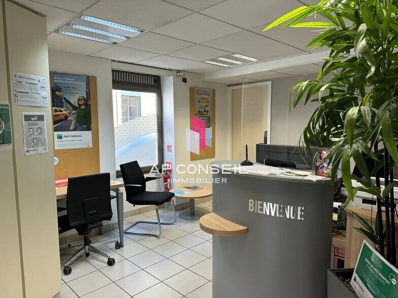 Local d’activités dans Versailles à louer - Photo de l’immeuble – Image 2 sur 6