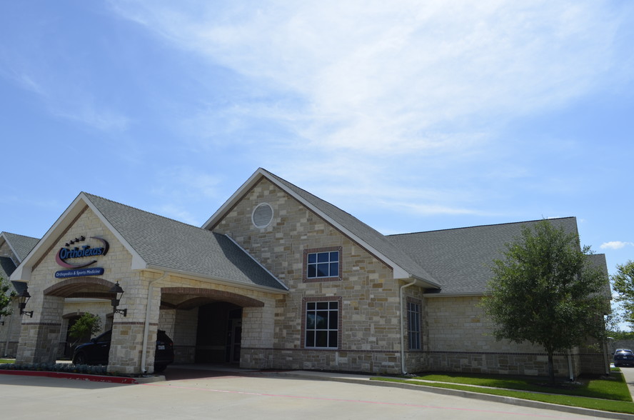 4951 Long Prairie Rd, Flower Mound, TX à louer - Photo de l’immeuble – Image 3 sur 8