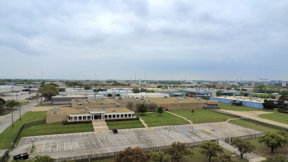1010 E Avenue J, Grand Prairie, TX à louer - Photo de l’immeuble – Image 1 sur 8