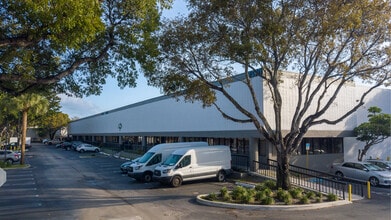 2570-2580 N Powerline Rd, Pompano Beach, FL à louer Photo de l’immeuble– Image 1 sur 5