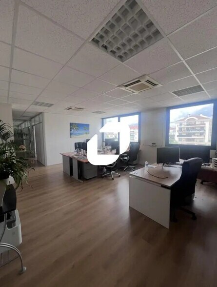Bureau dans Bussy-Saint-Georges à vendre - Photo de l’immeuble – Image 1 sur 5