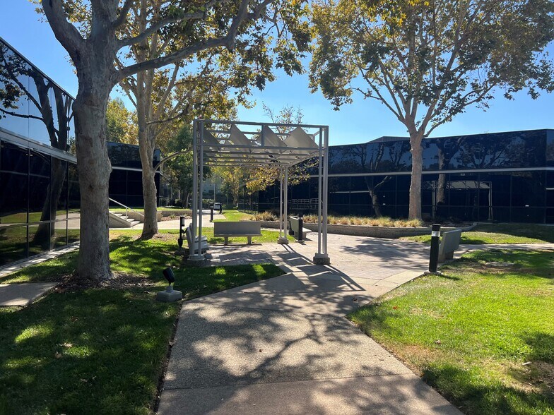 20970 Warner Center Ln, Woodland Hills, CA à vendre - Photo de l’immeuble – Image 2 sur 23