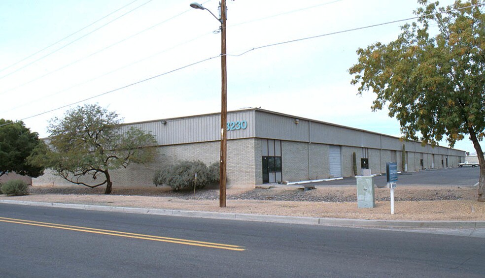 3230 E Roeser Rd, Phoenix, AZ à louer - Photo de l’immeuble – Image 3 sur 11