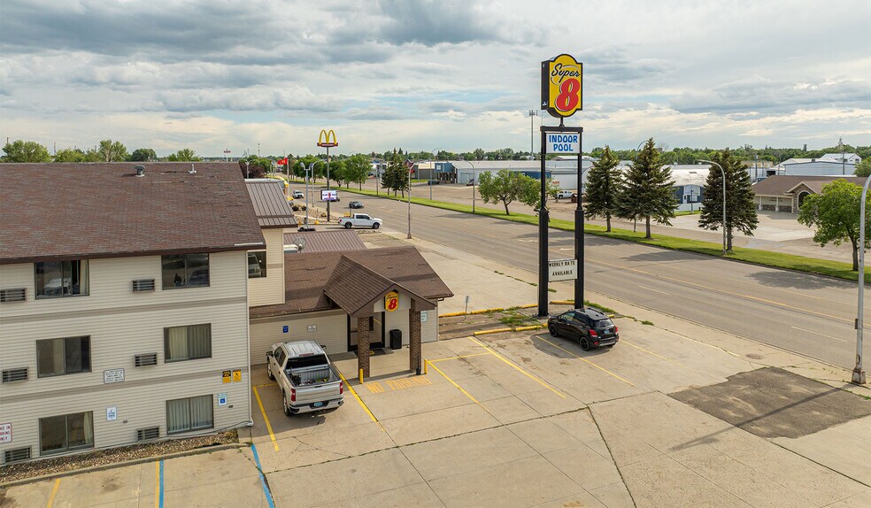 2324 2nd Ave W, Williston, ND à vendre - Photo de l’immeuble – Image 1 sur 40