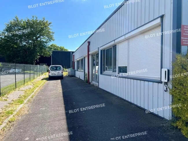 Plus de détails pour Local d'activités à louer