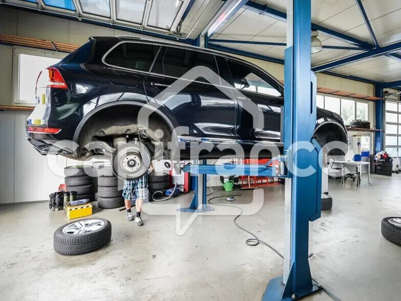Local d'activités dans Bourgoin-Jallieu à vendre - Photo de l’immeuble – Image 1 sur 6