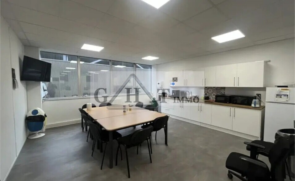 Bureau dans Les Ulis à louer - Photo de l’immeuble – Image 2 sur 2