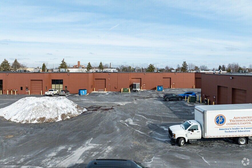 44696-44808 Helm St, Plymouth, MI à louer - Photo de l’immeuble – Image 2 sur 10