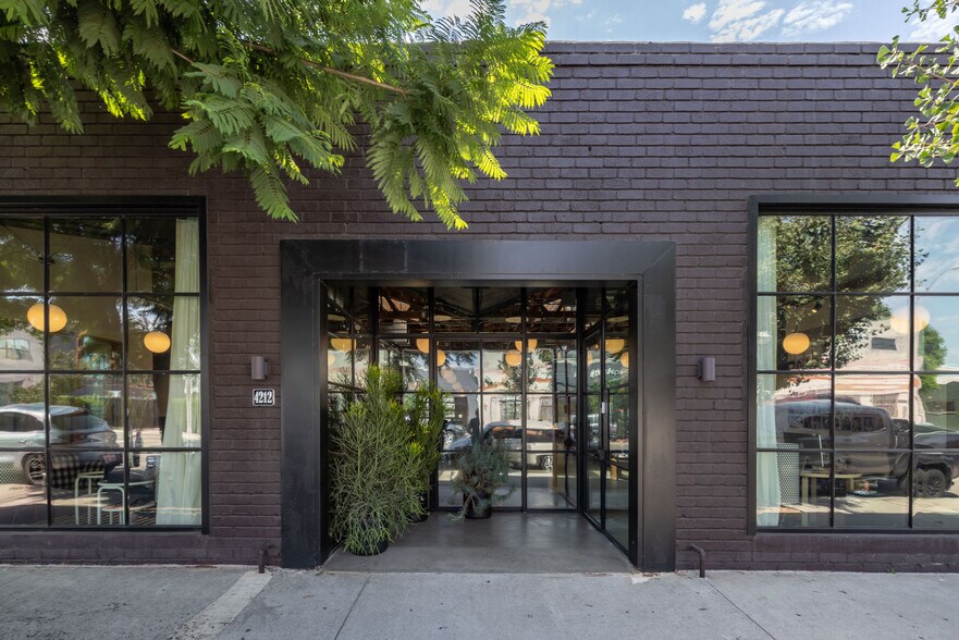 4216 W Jefferson Blvd, Los Angeles, CA à louer - Photo de l’immeuble – Image 1 sur 42