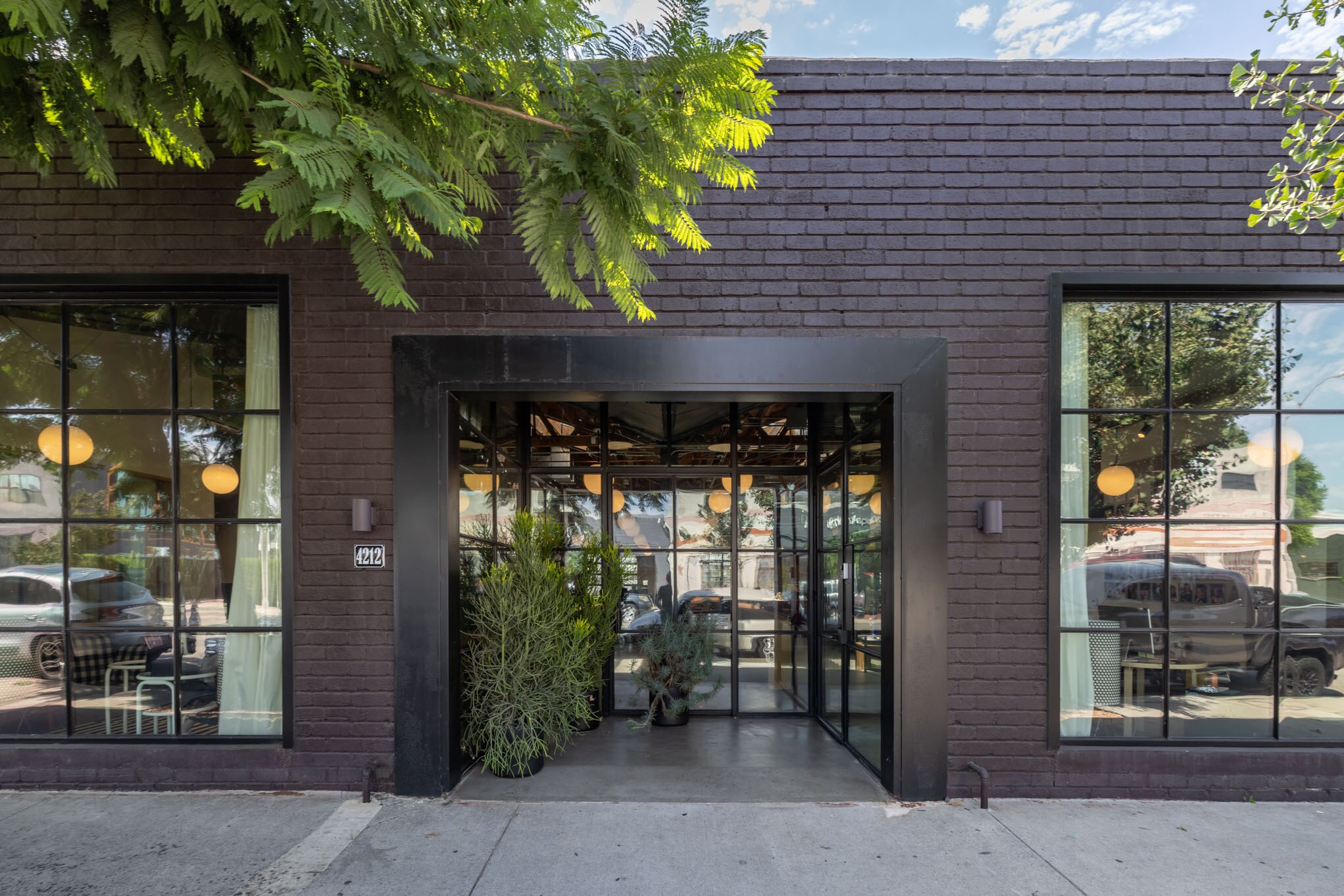 4216 W Jefferson Blvd, Los Angeles, CA à louer Photo de l’immeuble– Image 1 sur 43