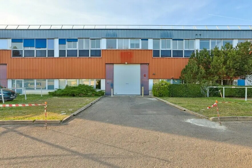 Local d’activités dans Trappes à louer - Photo de l’immeuble – Image 1 sur 3