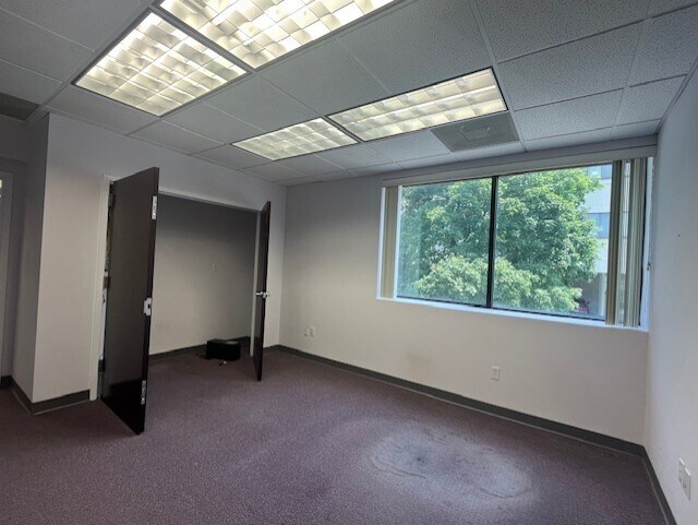 128 Radio Circle Dr, Mount Kisco, NY à louer - Photo intérieure – Image 2 sur 7