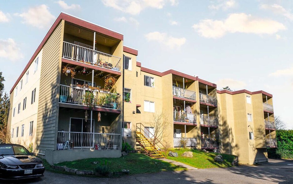 1037 Wychbury Av, Victoria, BC à vendre - Photo de l’immeuble – Image 2 sur 7