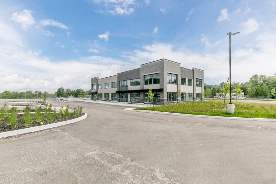 670 Balm Beach Rd E, Midland, ON à louer - Photo de l’immeuble – Image 3 sur 34