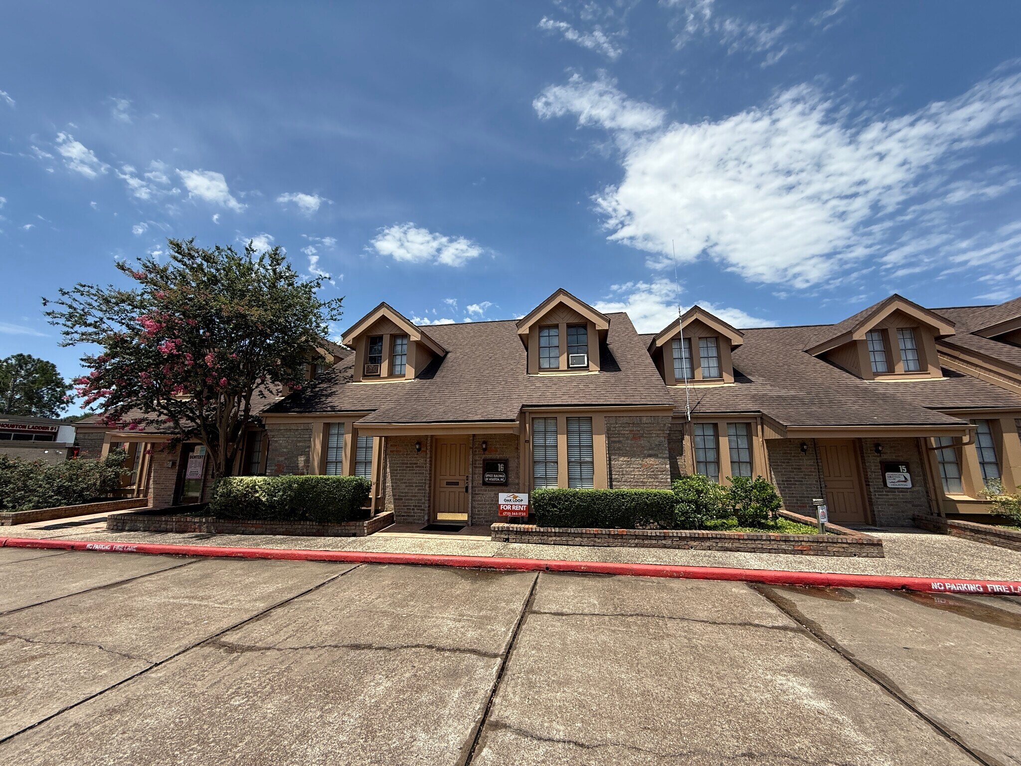 6910 Bellaire Blvd, Houston, TX à louer Photo de l’immeuble– Image 1 sur 28