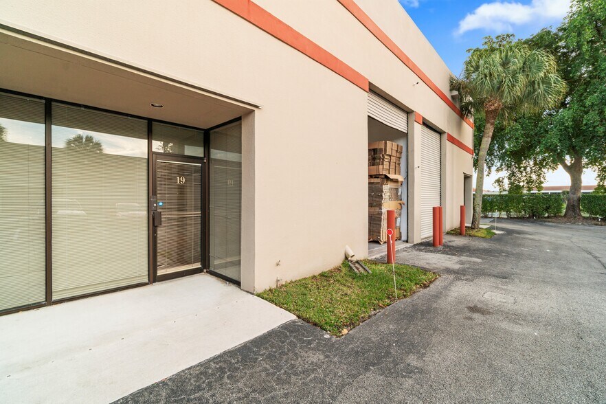 1120 Holland Dr, Boca Raton, FL à louer - Photo de l’immeuble – Image 3 sur 21