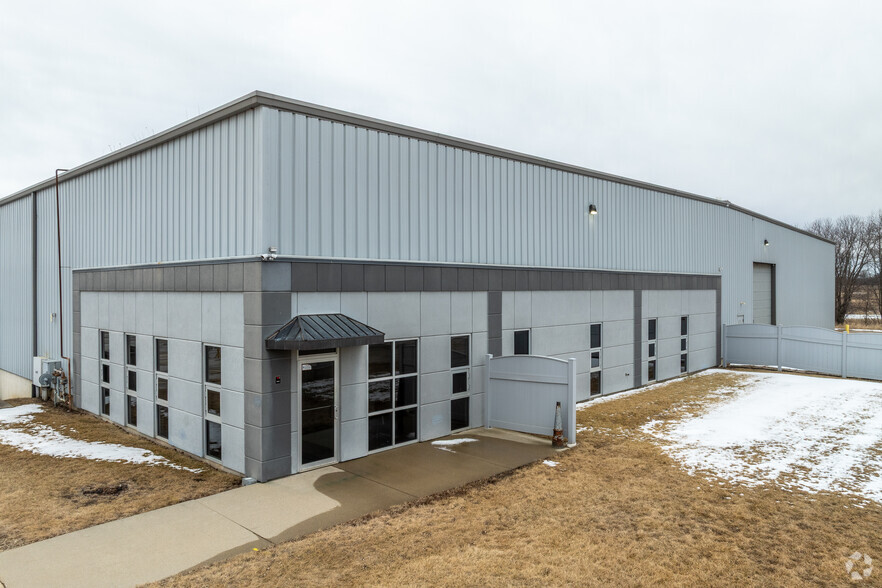 2425 Gt Dr, Waterloo, IA à vendre - Photo de l’immeuble – Image 2 sur 8