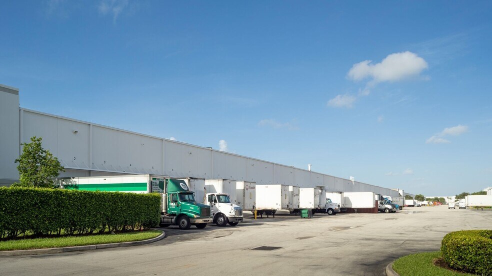 12200 NW 25th St, Miami, FL à louer - Photo de l’immeuble – Image 3 sur 17