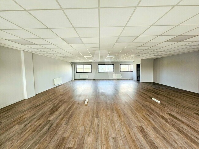 Plus de détails pour 1 Ter Rue Georges Méliès, Bois-d'Arcy - Bureau, Industriel/Logistique à louer