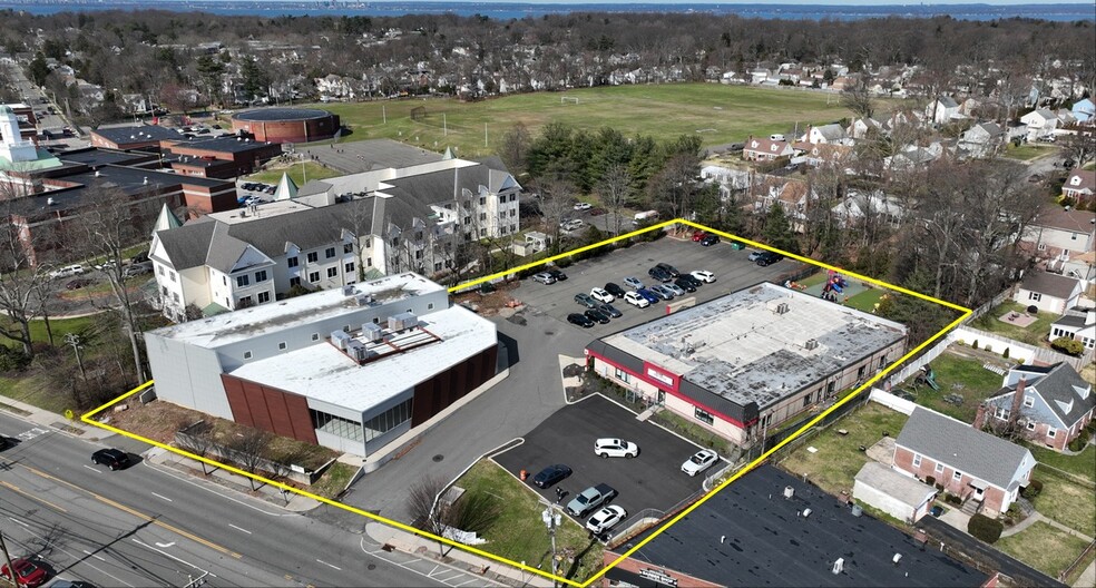 41 Forest Ave, Glen Cove, NY à louer - Photo de l’immeuble – Image 2 sur 11