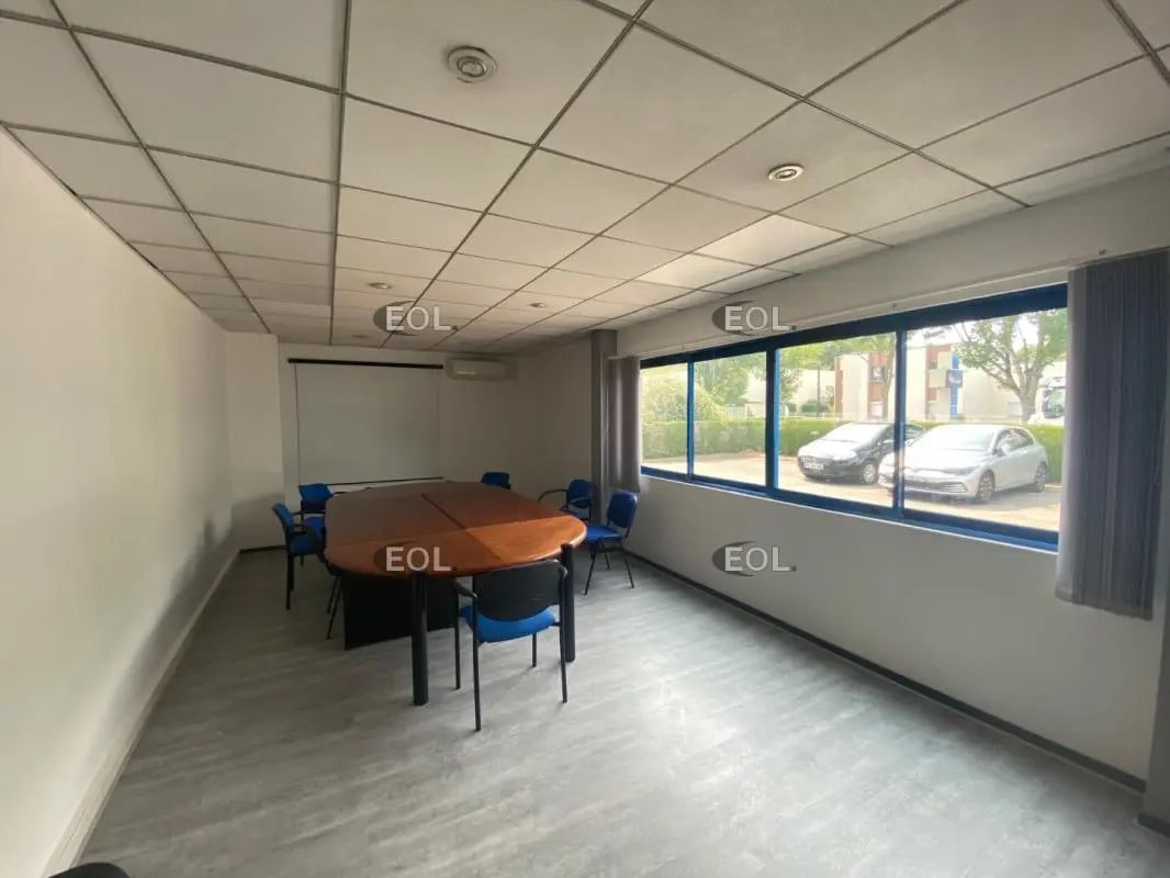 Local d’activités dans Saint-Pierre-du-Perray à louer Photo de l’immeuble– Image 1 sur 14