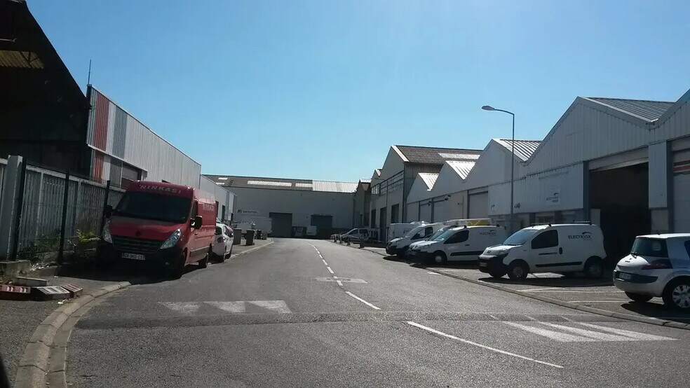 Industriel/Logistique dans Vénissieux à louer - Photo de l’immeuble – Image 1 sur 3