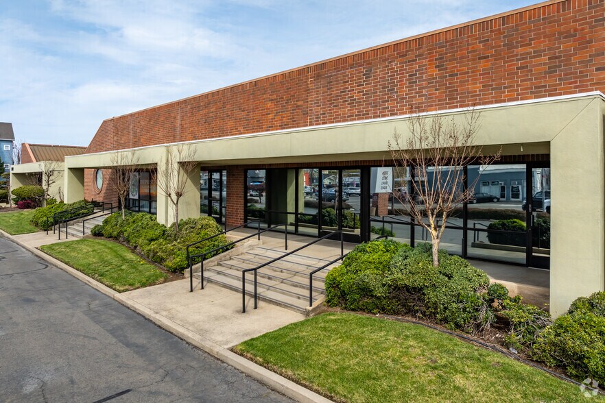 3041 65th St, Sacramento, CA à louer - Photo de l’immeuble – Image 3 sur 6