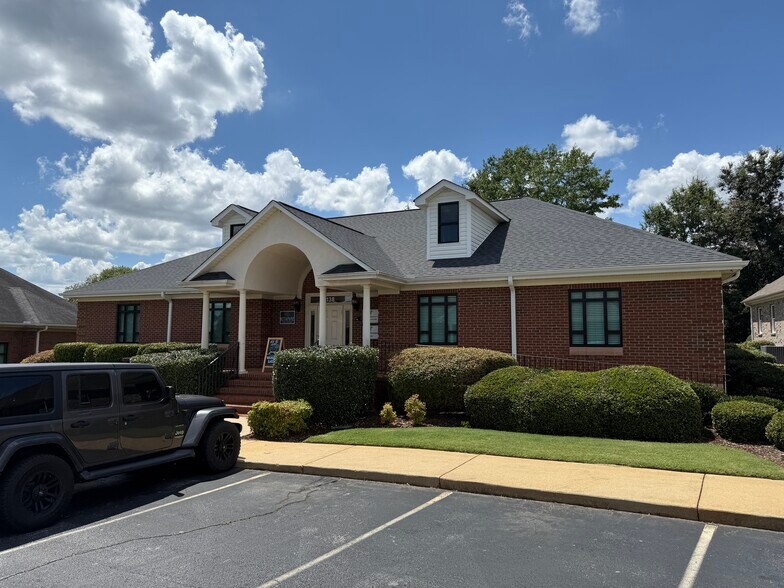 138 Milestone Way, Greenville, SC à louer - Photo de l’immeuble – Image 2 sur 2