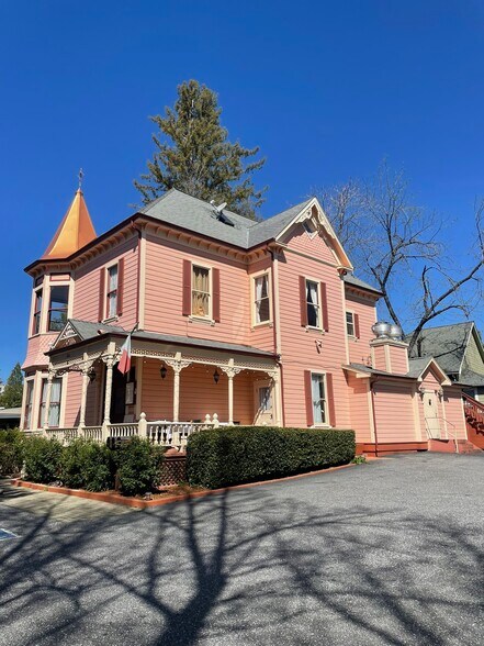 124 Bank St, Grass Valley, CA à vendre - Photo de l’immeuble – Image 1 sur 45