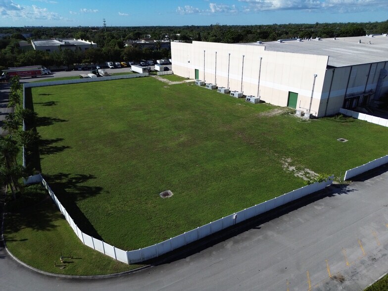 5480 W Hillsboro Blvd, Coconut Creek, FL à louer - Photo de l’immeuble – Image 2 sur 4