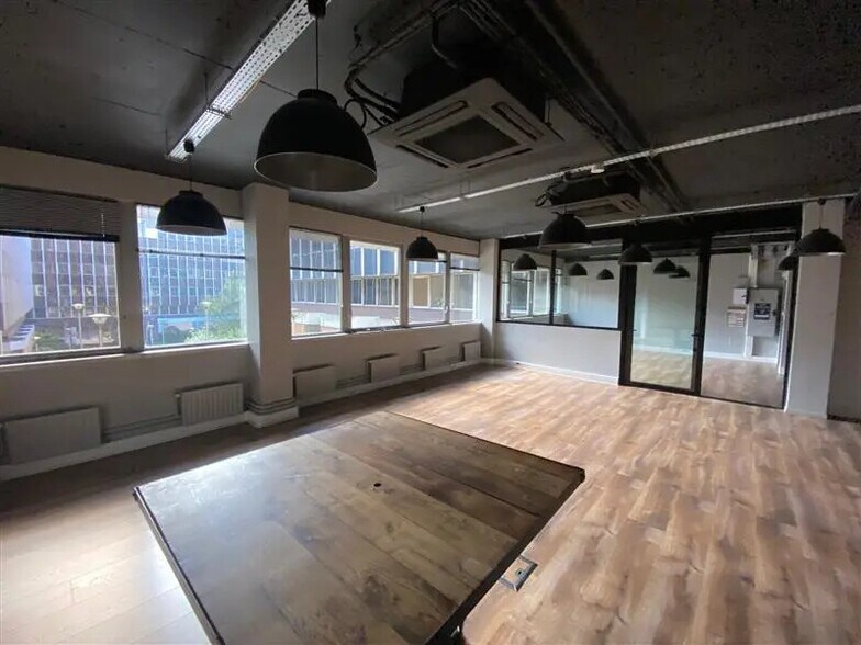 Bureau dans Fontenay-sous-Bois à louer - Photo de l’immeuble – Image 1 sur 6