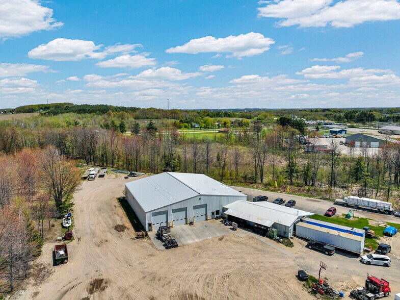 6851 W Gerwoude Dr, Mc Bain, MI à vendre - Photo de l’immeuble – Image 3 sur 44