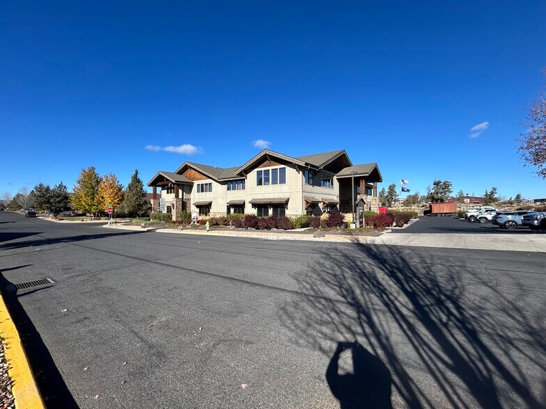 525 SW Umatilla St, Redmond, OR à vendre - Photo de l’immeuble – Image 3 sur 40