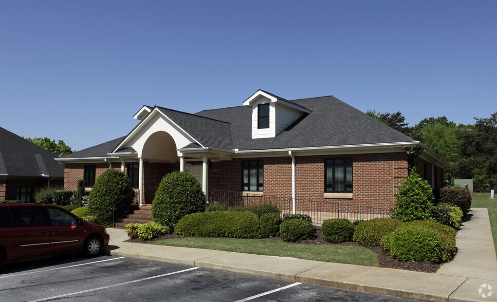 138 Milestone Way, Greenville, SC à vendre - Photo de l’immeuble – Image 2 sur 2
