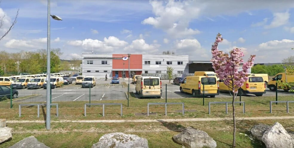 Local d’activités dans Chanteloup-les-Vignes à louer - Photo de l’immeuble – Image 1 sur 7