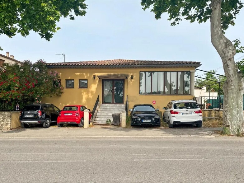 Local d'activités dans Saint-Rémy-de-Provence à vendre - Photo de l’immeuble – Image 2 sur 5