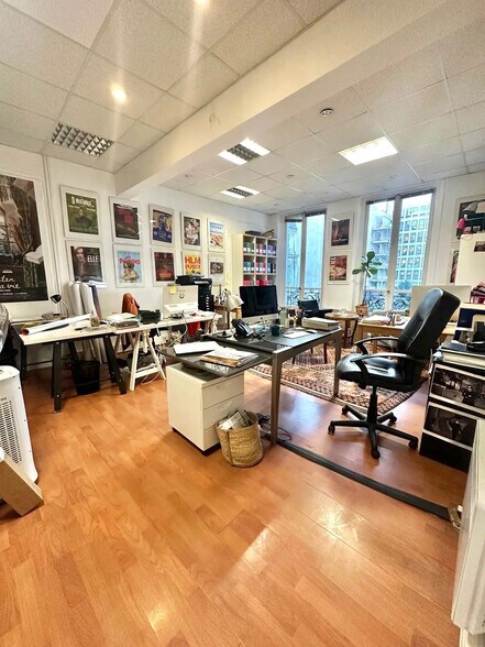 12 Rue De Ponthieu, Paris à louer - Photo de l’immeuble – Image 3 sur 8