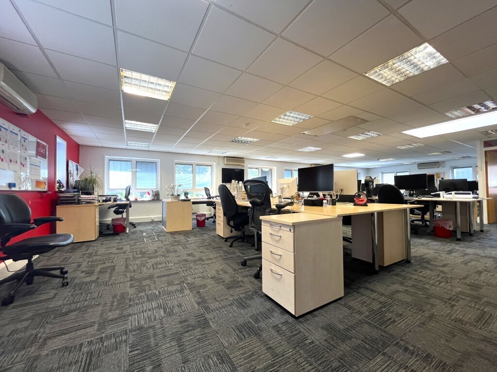 3 High St, Gerrards Cross, BKM SL9 9QE - Lot 1 - - Photo intérieure - Image 2 of 4