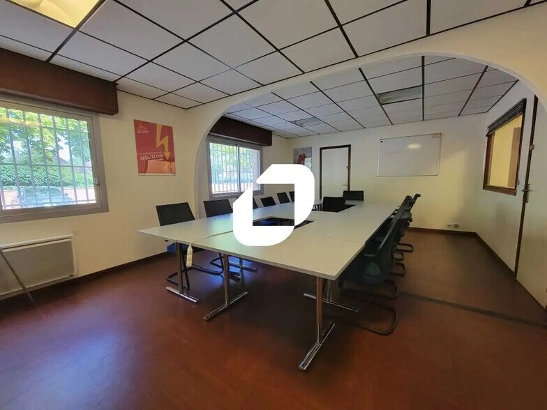 Bureau dans Évry-Courcouronnes à vendre - Photo de l’immeuble – Image 1 sur 8