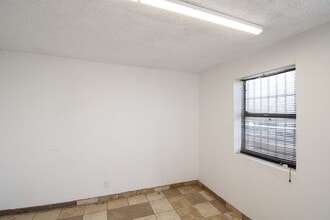 10893 Dyer St, El Paso, TX à louer Photo intérieure– Image 2 sur 20