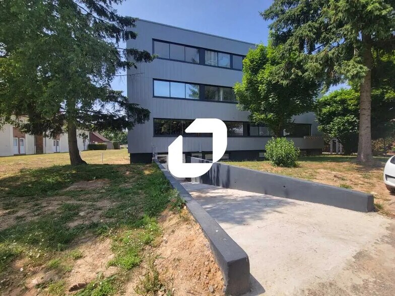 Local d’activités dans Les Ulis à louer - Photo de l’immeuble – Image 1 sur 7