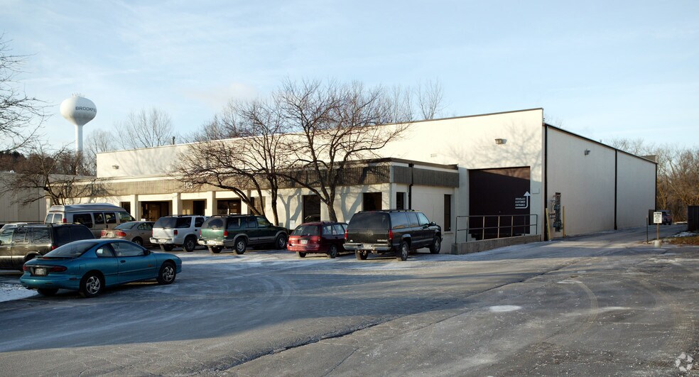 1425 Commerce Ave, Brookfield, WI à louer - Photo de l’immeuble – Image 2 sur 2