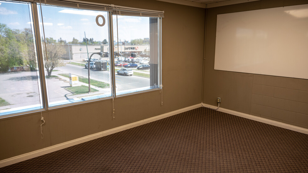 1901 Centre St NW, Calgary, AB à vendre - Photo intérieure – Image 2 sur 12