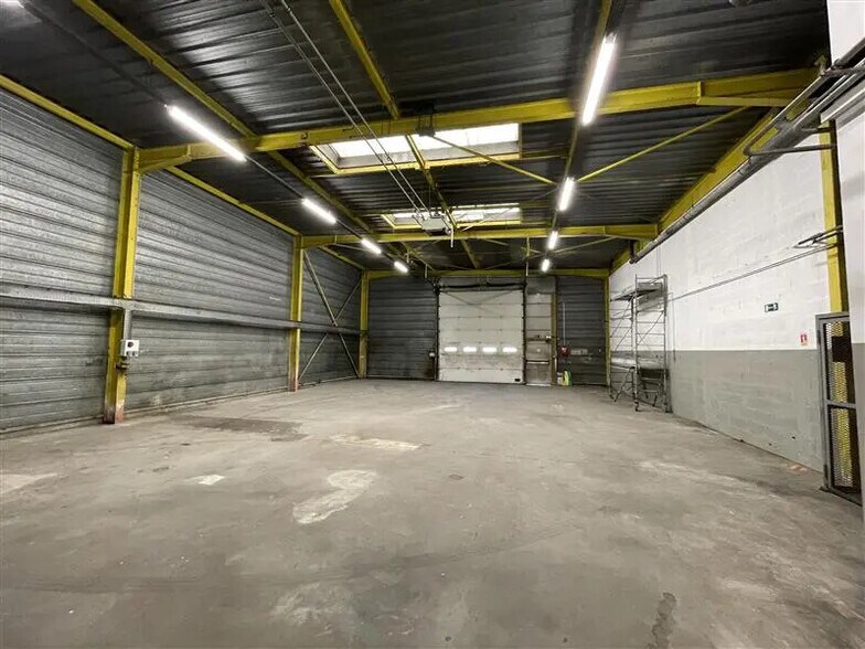 Local d’activités dans Tremblay-en-France à louer - Photo de l’immeuble – Image 2 sur 8