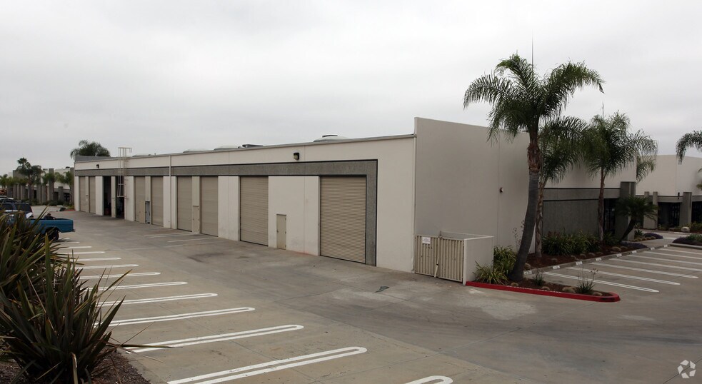 2780 La Mirada Dr, Vista, CA à louer - Photo de l’immeuble – Image 2 sur 3