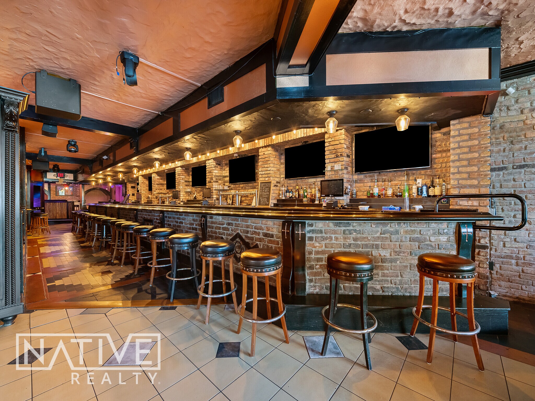 Turn-Key Bar & Restaurant with Retail portefeuille de 2 biens à vendre sur LoopNet.fr Photo principale– Image 1 sur 53