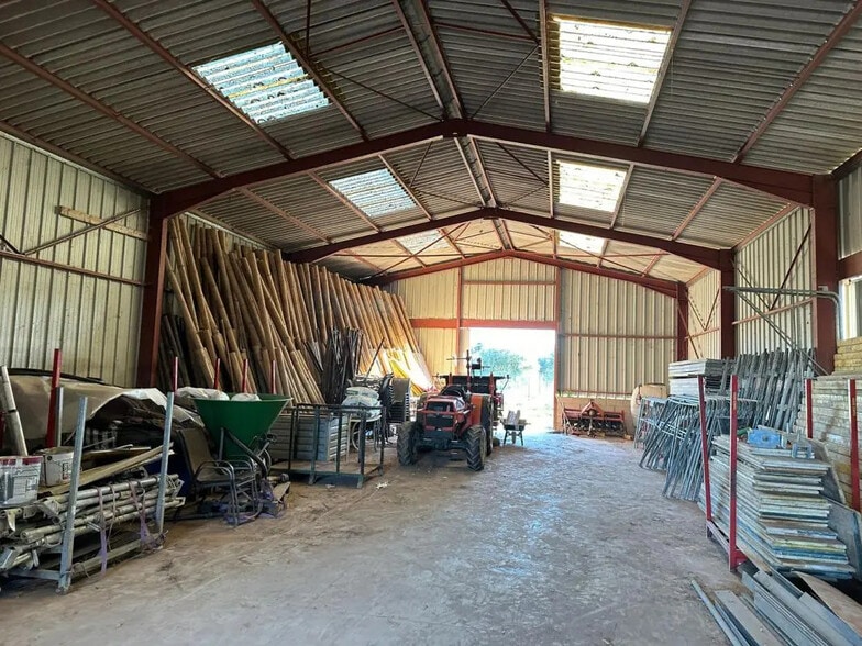 Industriel/Logistique dans Fréjus à louer - Photo de l’immeuble – Image 1 sur 4