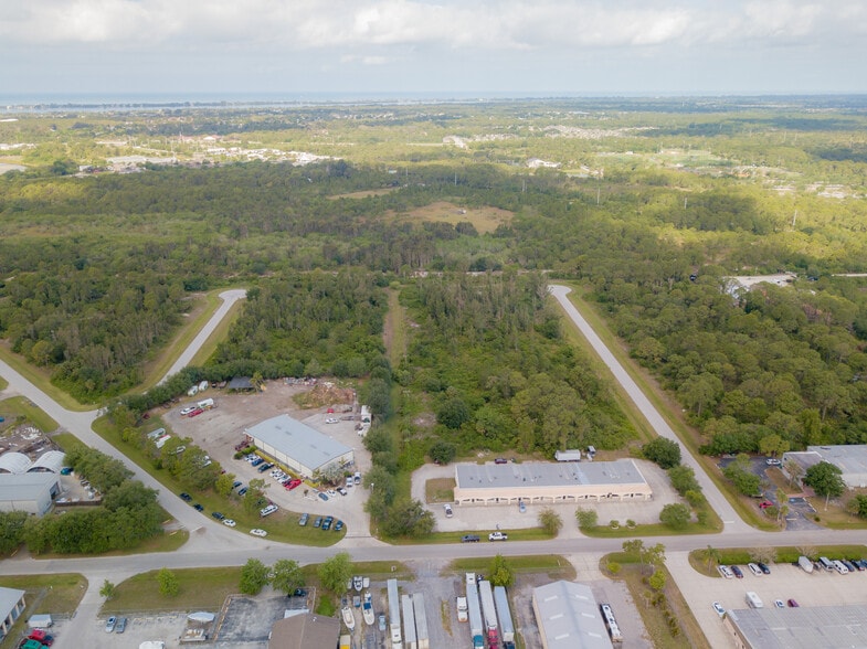 570 Rusty Marshall Dr, Englewood, FL à vendre - Photo de l’immeuble – Image 3 sur 8