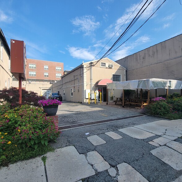 16 Humphrey St, Englewood, NJ à vendre - Photo de l’immeuble – Image 2 sur 5