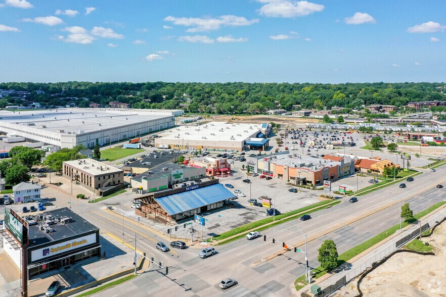 7405-7407 Dodge St, Omaha, NE à louer - Photo de l’immeuble – Image 2 sur 7